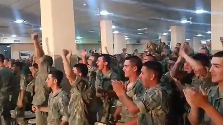 Azerbaycan askerlerinden A Milli Takım’a tam destek