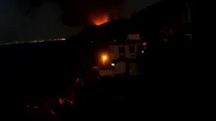 Mangal ateşinden çıkan yangında 3 katlı bina alev alev yandı