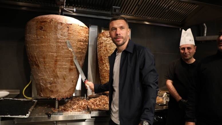 Podolski döneri robotlara yaptıracak! Almanya’da döner ile servetine servet katmıştı…