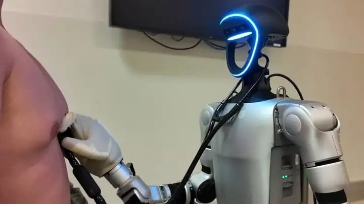 Doktorlar yerine robotlar geliyor! Ameliyata girdiler, muayene bile yaptılar