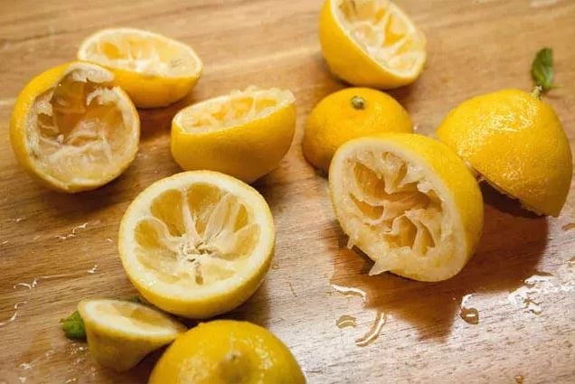 Sıkılmış limonları sakın çöpe atmayın! Buzluğa koyunca şifa deposuna dönüyor