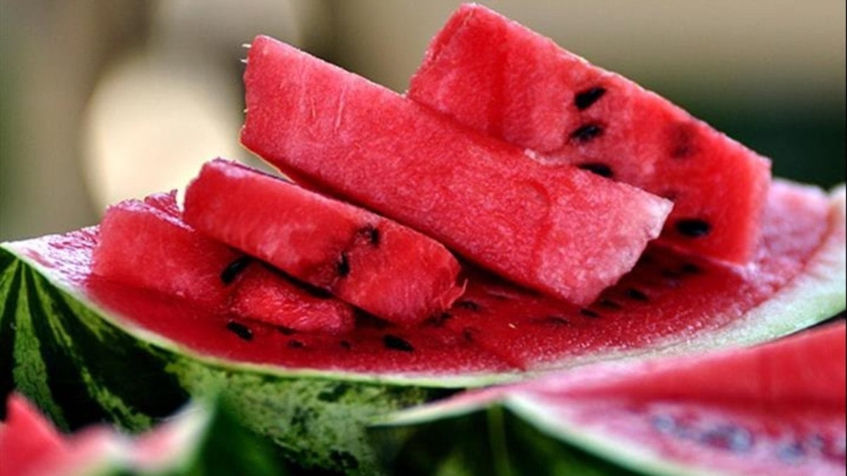 Normalde sağlığa çok faydalı olan karpuz o saatte tüketilirse vücudu altüst ediyor!